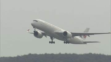 JALの札幌-東京便が就航75周年　新千歳空港で記念セレモニー　横断幕掲げて記念便を見送り