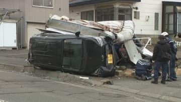 建物は崩壊　横には横転した車が…　軽乗用車が車庫に衝突する事故　70代男性が意識不明重体　室蘭市