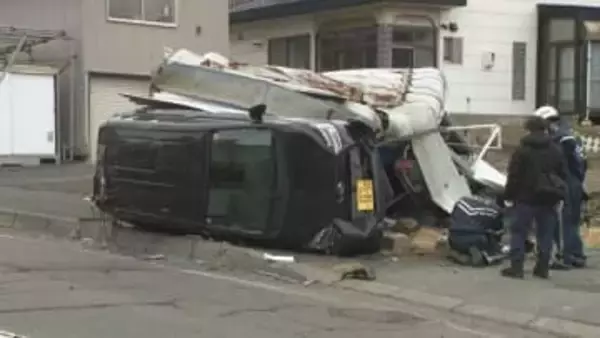 建物は崩壊　横には横転した車が…　軽乗用車が車庫に衝突する事故　70代男性が意識不明重体　室蘭市