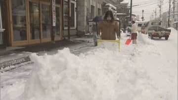 道内で湿った雪「重たいから疲れる」朝から雪かき　警報級の大雪や猛吹雪になるおそれ　吹きだまりに注意