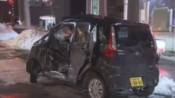 札幌市　軽乗用車が事故のはずみで市電停留場に突っ込む　運転手が病院搬送