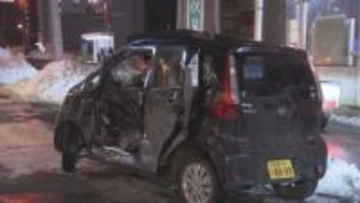 札幌市　軽乗用車が事故のはずみで市電停留場に突っ込む　運転手が病院搬送