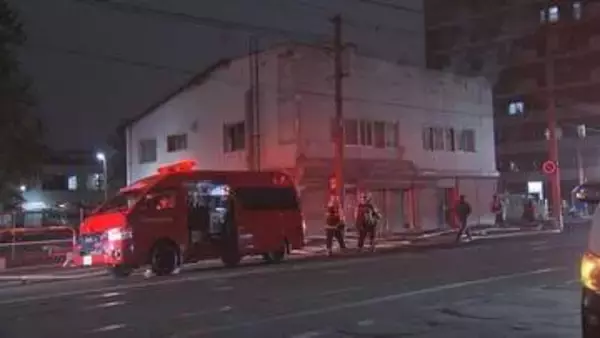 複数の通行人が「火炎が噴き出している」と通報 札幌の市電通沿い店舗兼住宅で火事 2階部分の焼け方激しく
