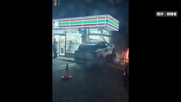 運転の女性「ブレーキが効かなかった」と説明も後に「踏み間違え」コンビニの店舗に乗用車突っ込む　岩見沢