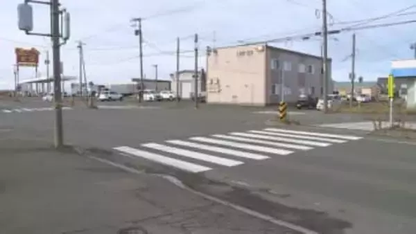 赤信号を無視したか　乗用車が歩行者をはね73歳女性が死亡　運転していた21歳女を現行犯逮捕　根室市