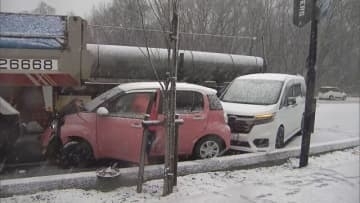 タイヤチェーン取り付け作業中のトラックにトレーラーが突っ込む　近くを走っていた他の3台にも衝突