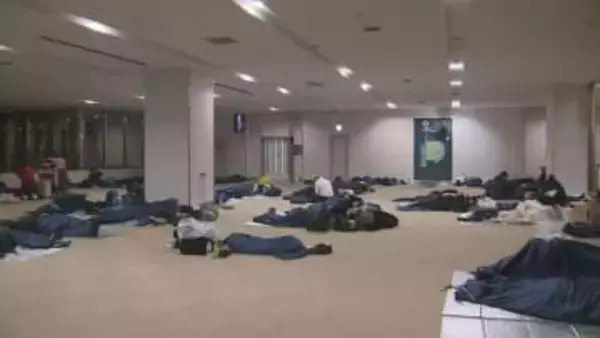 低気圧の影響で大荒れ　新千歳空港で足止めの利用客約900人が空港内で一夜明かす