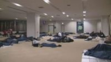 低気圧の影響で大荒れ　新千歳空港で足止めの利用客約900人が空港内で一夜明かす