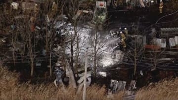 釧路湿原近くで火災　建物1棟と原野など約18ha焼く　トラックの左前タイヤ外れ出火し燃え移る