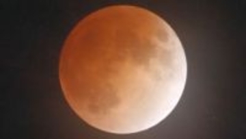 赤銅色に染まる「皆既月食」道内でも　地球の影に月が重なり幻想的　次は2029年の元日に
