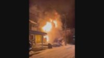 激しい炎が窓から噴出「5分もしないうちに炎がどんどん…」函館市で2階建て住宅炎上