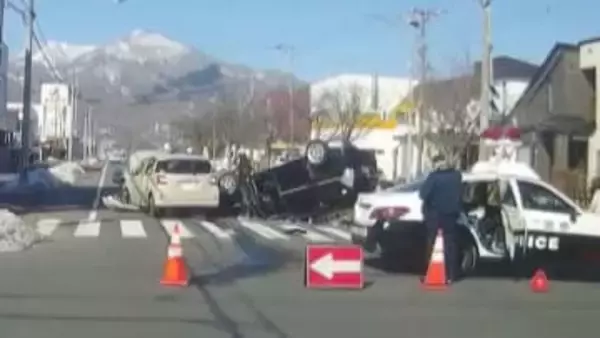 「あちゃー、何じゃこれ」路上にひっくり返っている黒いタクシーが…車2台が衝突、男女2人病院搬送　登別