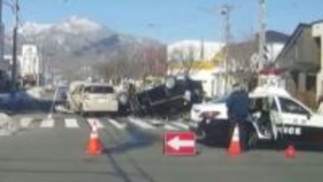 「あちゃー、何じゃこれ」路上にひっくり返っている黒いタクシーが…車2台が衝突、男女2人病院搬送　登別