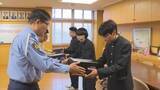 「北海道の自転車用ヘルメット着用率向上へ　釧路警察署が釧路工業高校の生徒3人にヘルメット贈呈」の画像1