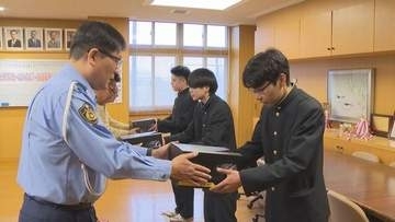 北海道の自転車用ヘルメット着用率向上へ　釧路警察署が釧路工業高校の生徒3人にヘルメット贈呈
