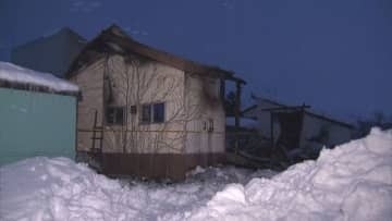「山の方から火が見える」と通報　美唄市の木造2階建て住宅で火事　焼け跡から遺体　一人暮らしの男性か
