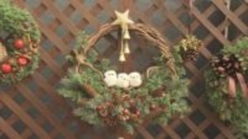 シマエナガが並んだリースなど50点を展示　札幌市北区・百合が原公園でクリスマスディスプレイ展