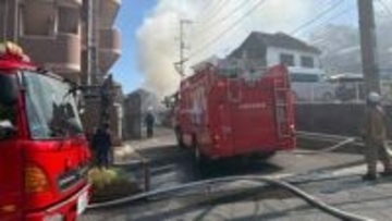 【速報】「屋外でゴミが燃えている。建物に燃え移りそう」　広島市西区己斐上で火事　消防車15台出動