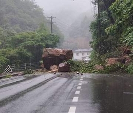 落石で県道が通行止め　呉市