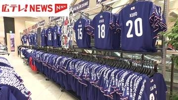 サッカーＷ杯開幕！百貨店で関連グッズ販売