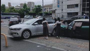 中区の交差点で6台が絡む事故