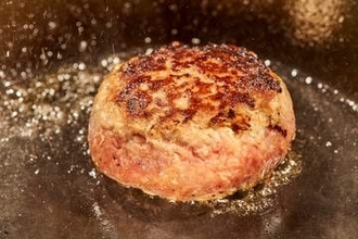 その赤い「生」ハンバーグ食べないで。客が仕上げるレア提供の店、SNS映えで人気も「O157で食中毒」の危険が…