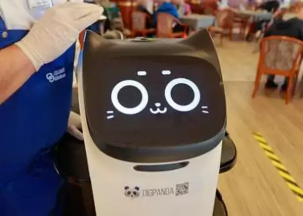ジョナサン＆バーミヤンの猫型ロボが一緒に休憩。実は皆仲良し？「#世界猫の日」