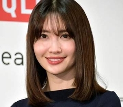 小嶋陽菜、SPEED30周年Tシャツで“90年代コーデ”⇨意外なスタイルに「なんでも似合う」の声