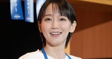 吉岡里帆、ディズニーで“ぬい活”を満喫⇨『101匹わんちゃん』の“推しキャラ”らとのショットに「楽しそう」の声