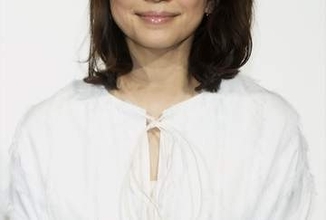石田ゆり子の本棚がおしゃれすぎる「パリのアパルトマンみたい」 愛猫目線の自宅写真に反響