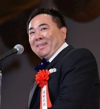 塚地武雅の“全身ディズニー”コーデに「私も持ってます」「バッグがお揃い」　バナナマン設楽統からの贈り物にも注目