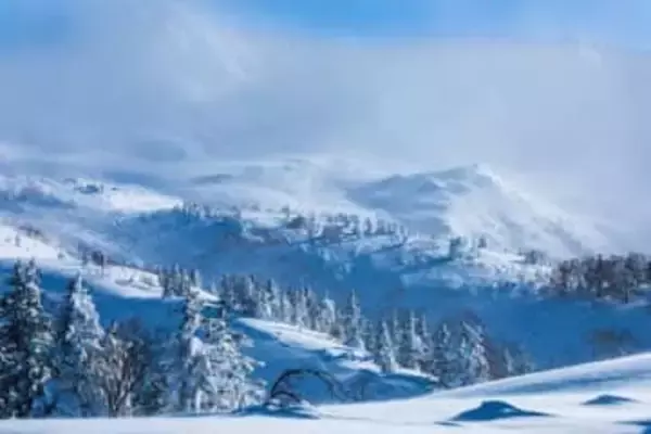 滑れば一瞬で滑落…「冬季閉鎖中」の富士山で遭難者、静岡県警が緊迫の救助映像を公開【動画】