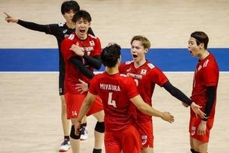 バレー男子日本代表がバスケをするとこうなる⇨「やっぱトップアスリートって違う」と反響。試合間の「リフレッシュ」姿が楽しそう