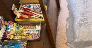 駄菓子屋の床、なぜ“子どもが歩く場所”だけ削れてる？店主が明かした意外な理由に「歴史が刻まれてる」の声