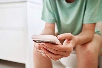 「排便の武器化」とは。男性はなぜトイレに長時間こもるのか？SNSで勃発した論争