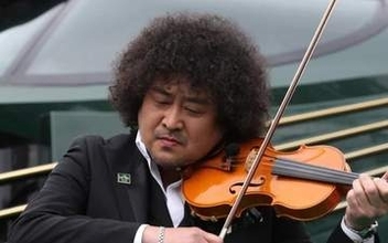 葉加瀬太郎、静岡・浜松で“熱々ソウルフード”に釘付け⇨「待ってるワンコwww」と自らツッコむ動画に爆笑
