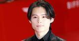 「松村北斗、“オレンジヘア”で印象激変！⇨「髪色びっくりした」「めっちゃ似合ってる！」と反響」の画像1