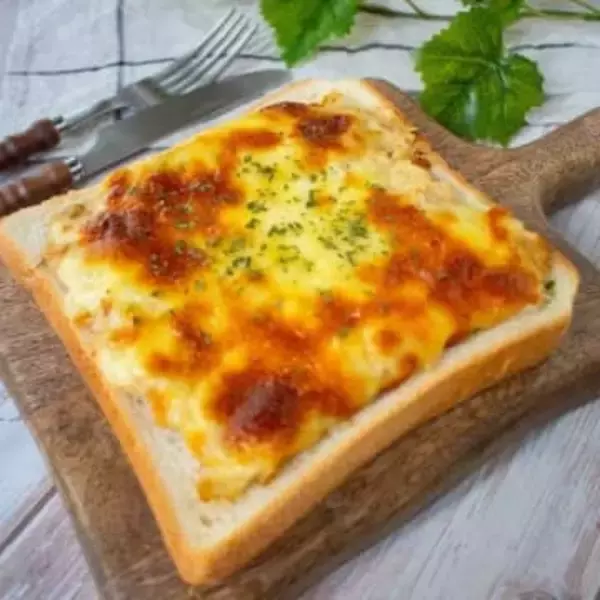 【朝ごはんのトーストがご馳走に】チーズとマヨに“アレ”を足したら激変！トーストのアレンジレシピ3選