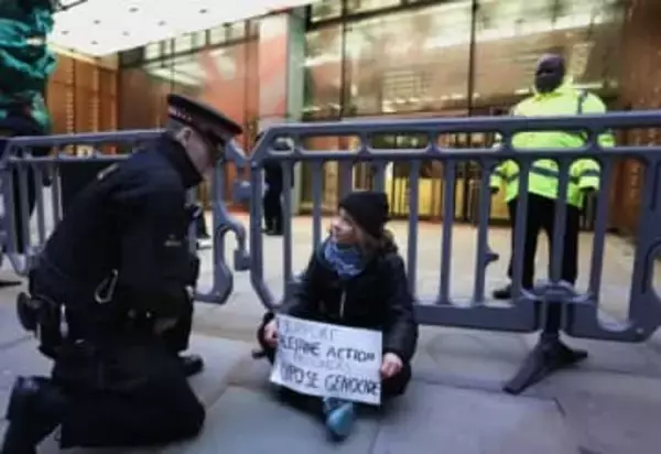 グレタ・トゥーンベリさん、「パレスチナアクション」支持で逮捕➡︎釈放。「ジェノサイドに反対」のプラカード掲げる　ロンドン