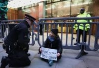 グレタ・トゥーンベリさん、「パレスチナアクション」支持で逮捕➡︎釈放。「ジェノサイドに反対」のプラカード掲げる　ロンドン