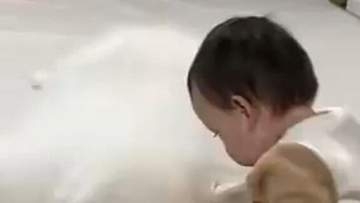 1歳児が枕にしたのは…⇒困惑する愛犬に「そこで寝るの…？って顔」「枕に選ぶセンス最高」と反響