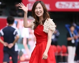森口博子、真っ赤なワンピ姿に「似合ってます」「ほんと好き」と反響。新作CDのジャケットも話題