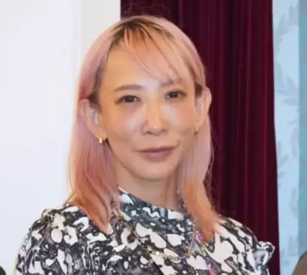 蜷川実花が「白川郷」を撮るとこうなる。幻想的な藤の花と川のコラボに「切り絵みたい」と反響【2025年回顧】