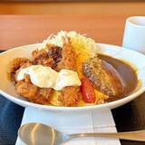 「大人のお子さまランチみたい！かつやの「期間限定オムカレー」揚げ物ぎっしりで、満足度が高いんです！《実食レビュー》」の画像1