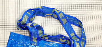 IKEAの青いバッグで服を手作りするとこうなる⇨“職人技”に「発想がすごすぎる」「その才能をくれ」と絶賛の声