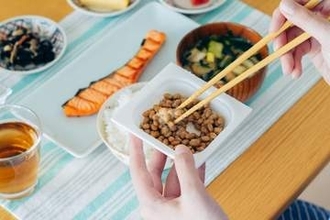 納豆にこの調味料をかけると…「想像以上に合う」「最高」。北海道や東北ではこう食べる？農水省が紹介