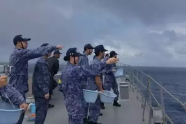 洋上訓練の最中、大きな「クジラ」がやってきた。海上自衛隊が写真を公開【2025年回顧】