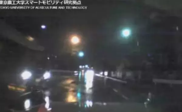 交差点で信号無視のトラックが突っ込んできた。静岡県警がドラレコ映像を公開、「12月は信号無視の事故が多い」