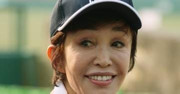 うつみ宮土理、自宅ガーデニングで咲いた意外な植物に驚き⇒美しく咲く真っ白な花に「雨に濡れて綺麗」の声