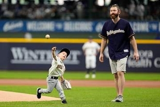 4歳の“天才野球キッズ”、始球式で「圧巻の投球」を見せる。動画に「契約するなら今だ…」の声【MLB】
